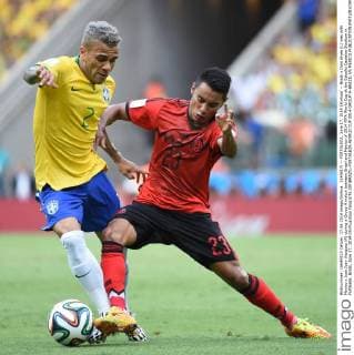 (140617) -- FORTALEZA, June 17, 2014 (Xinhua) -- Brazil s Dani Alves (L) vies with Mexico s Jose Juan Vazquez (R) during a Group A match between Brazil and Mexico of 2014 FIFA World Cup at the Estadio Castelao Stadium in Fortaleza, Brazil, June 17, 2014.(Xinhua Guo Yong)(rh) (SP)BRAZIL-FORTALEZA-WORLD CUP 2014-GROUP A-BRAZIL VS MEXICO 