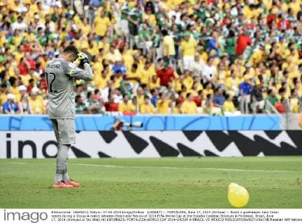 (140617) -- FORTALEZA, June 17, 2014 (Xinhua) -- Brazil s goalkeeper Julio Cesar reacts during a Group A match between Brazil and Mexico of 2014 FIFA World Cup at the Estadio Castelao Stadium in Fortaleza, Brazil, June 17, 2014.(Xinhua Lui Siu Wai)(rh) (SP)BRAZIL-FORTALEZA-WORLD CUP 2014-GROUP A-BRAZIL VS MEXICO 