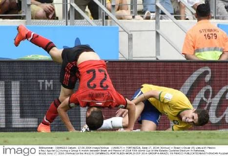 (140617) -- FORTALEZA, June 17, 2014 (Xinhua) -- Brazil s Oscar (R) vies with Mexico s Paul Aguilar (L) during a Group A match between Brazil and Mexico of 2014 FIFA World Cup at the Estadio Castelao Stadium in Fortaleza, Brazil, June 17, 2014.(Xinhua Lui Siu Wai)(rh) (SP)BRAZIL-FORTALEZA-WORLD CUP 2014-GROUP A-BRAZIL VS MEXICO 