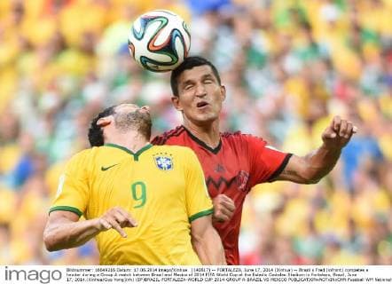 (140617) -- FORTALEZA, June 17, 2014 (Xinhua) -- Brazil s Fred (infront) competes a header during a Group A match between Brazil and Mexico of 2014 FIFA World Cup at the Estadio Castelao Stadium in Fortaleza, Brazil, June 17, 2014.(Xinhua Guo Yong)(rh) (SP)BRAZIL-FORTALEZA-WORLD CUP 2014-GROUP A-BRAZIL VS MEXICO 