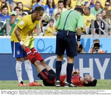 (140617) -- FORTALEZA, June 17, 2014 (Xinhua) -- Brazil s Neymar (L) helps Mexico s Rafael Marquez (R) relax during a Group A match between Brazil and Mexico of 2014 FIFA World Cup at the Estadio Castelao Stadium in Fortaleza, Brazil, June 17, 2014.(Xinhua Lui Siu Wai)(rh) (SP)BRAZIL-FORTALEZA-WORLD CUP 2014-GROUP A-BRAZIL VS MEXICO 
