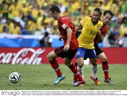 (140617) -- FORTALEZA, June 17, 2014 (Xinhua) -- Brazil s Neymar (C) vies with Mexico s Miguel Layun (L) during a Group A match between Brazil and Mexico of 2014 FIFA World Cup at the Estadio Castelao Stadium in Fortaleza, Brazil, June 17, 2014.(Xinhua Lui Siu Wai)(rh) (SP)BRAZIL-FORTALEZA-WORLD CUP 2014-GROUP A-BRAZIL VS MEXICO 