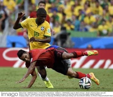 (140617) -- FORTALEZA, June 17, 2014 (Xinhua) -- Brazil s Ramires (back) vies with Mexico s Jose Juan Vazquez during a Group A match between Brazil and Mexico of 2014 FIFA World Cup at the Estadio Castelao Stadium in Fortaleza, Brazil, June 17, 2014.(Xinhua Lui Siu Wai)(xzj) (SP)BRAZIL-FORTALEZA-WORLD CUP 2014-GROUP A-BRAZIL VS MEXICO 