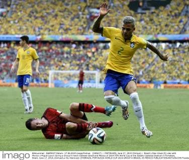 (140617) -- FORTALEZA, June 17, 2014 (Xinhua) -- Brazil s Dani Alves (R) vies with Mexico s Miguel Layun during a Group A match between Brazil and Mexico of 2014 FIFA World Cup at the Estadio Castelao Stadium in Fortaleza, Brazil, June 17, 2014.(Xinhua Lui Siu Wai)(xzj) (SP)BRAZIL-FORTALEZA-WORLD CUP 2014-GROUP A-BRAZIL VS MEXICO 