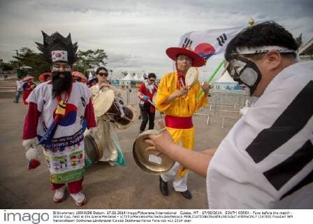 Cuiaba, MT - 17 06 2014: SOUTH KOREA - Fans before the match - World Cup, held at the Arena Pantanal - x(725)xMarceloxMachadoxdexMelox x  (24700)