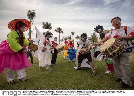 Cuiaba, MT - 17 06 2014: SOUTH KOREA - Fans before the match - World Cup, held at the Arena Pantanal - x(725)xMarceloxMachadoxdexMelox x  (24700)