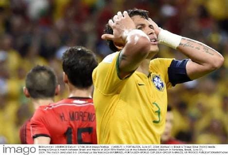 (140617) -- FORTALEZA, June 17, 2014 (Xinhua) -- Brazil s Thiago Silva (front) reacts during a Group A match between Brazil and Mexico of 2014 FIFA World Cup at the Estadio Castelao Stadium in Fortaleza, Brazil, June 17, 2014. The match concluded 0-0. (Xinhua Lui Siu Wai)(xzj) (SP)BRAZIL-FORTALEZA-WORLD CUP 2014-GROUP A-BRAZIL VS MEXICO 