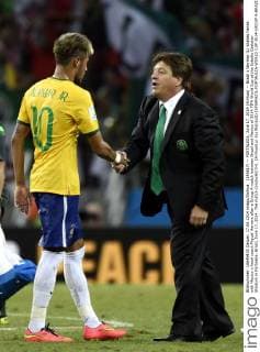 (140617) -- FORTALEZA, June 17, 2014 (Xinhua) -- Brazil s Neymar (L) shakes hands with Mexico s head coach Miguel Herrera after a Group A match between Brazil and Mexico of 2014 FIFA World Cup at the Estadio Castelao Stadium in Fortaleza, Brazil, June 17, 2014. The match concluded 0-0. (Xinhua Lui Siu Wai)(xzj) (SP)BRAZIL-FORTALEZA-WORLD CUP 2014-GROUP A-BRAZIL VS MEXICO 