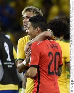 (140617) -- FORTALEZA, June 17, 2014 (Xinhua) -- Brazil s Neymar hugs Mexico s Javier Aquino (front) after a Group A match between Brazil and Mexico of 2014 FIFA World Cup at the Estadio Castelao Stadium in Fortaleza, Brazil, June 17, 2014. The match concluded 0-0. (Xinhua Lui Siu Wai)(xzj) (SP)BRAZIL-FORTALEZA-WORLD CUP 2014-GROUP A-BRAZIL VS MEXICO 