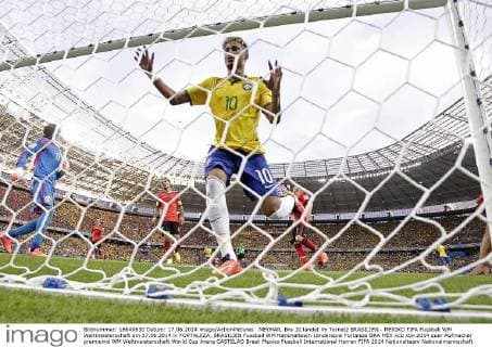 NEYMAR, Bra 10 landet im Tornetz BRASILIEN - MEXIKO FIFA Fussball WM Weltmeisterschaft am 17.06.2014 in FORTALEZA, BRASILIEN