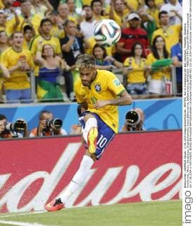NEYMAR, Bra 10 Einzelaktion mit Ball, Ganzfigur, Freisteller, Einzelbild, Hochformat, Aktion, Ganzkörper, Einzelaufnahmen, Action Ballannahme, Ballbehandlung BRASILIEN - MEXIKO FIFA Fussball WM Weltmeisterschaft am 17.06.2014 in FORTALEZA, BRASILIEN