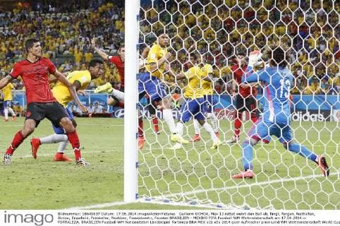 Guillerm OCHOA, Mex 13 rettet wehrt den Ball ab, fängt, fangen, festhalten, Aktion, Einzelbild, Freisteller, Reaktion, Faustabwehr, Fausten BRASILIEN - MEXIKO FIFA Fussball WM Weltmeisterschaft am 17.06.2014 in FORTALEZA, BRASILIEN