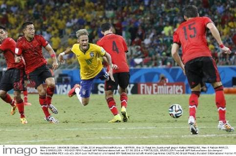NEYMAR, Bra 10 fliegt im Zweikampf gegen Rafael MARQUEZ, Mex 4 Fabian MARCO, Mex 8 BRASILIEN - MEXIKO FIFA Fussball WM Weltmeisterschaft am 17.06.2014 in FORTALEZA, BRASILIEN