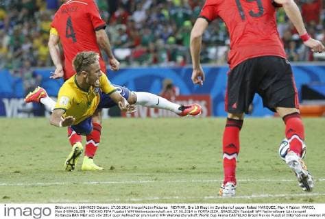 NEYMAR, Bra 10 fliegt im Zweikampf gegen Rafael MARQUEZ, Mex 4 Fabian MARCO, Mex 8 BRASILIEN - MEXIKO FIFA Fussball WM Weltmeisterschaft am 17.06.2014 in FORTALEZA, BRASILIEN