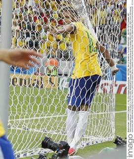 NEYMAR, Bra 10 landet im Tornetz BRASILIEN - MEXIKO FIFA Fussball WM Weltmeisterschaft am 17.06.2014 in FORTALEZA, BRASILIEN