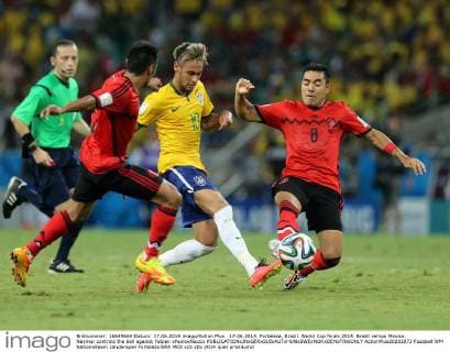 17.06.2014. Fortaleza, Brazil. World Cup finals 2014. Brazil versus Mexico. Neymar controls the ball against Fabian xPaoloxNuccix  ActionPlus20203273