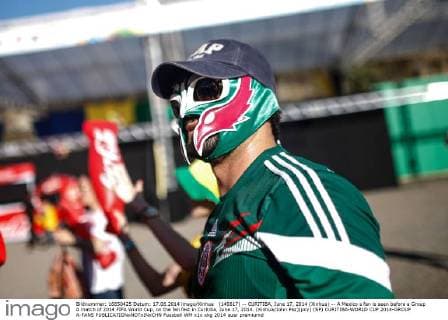 (140617) -- CURITIBA, June 17, 2014 (Xinhua) -- A Mexico s fan is seen before a Group A match of 2014 FIFA World Cup, on the fan fest in Curitiba, June 17, 2014. (Xinhua John Paz)(pcy) (SP) CURITIBA-WORLD CUP 2014-GROUP A-FANS 