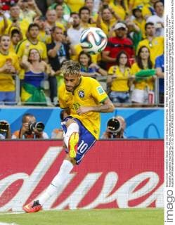 NEYMAR, Bra 10 beim Eckball Ecke, Eckfahne Einzelaktion mit Ball, Ganzfigur, Freisteller, Einzelbild, Hochformat, Aktion, Ganzkörper, Einzelaufnahmen, Action Ballannahme, Ballbehandlung BRASILIEN - MEXIKO 0-0 FIFA Fussball WM Weltmeisterschaft am 17.06.2014 in FORTALEZA, BRASILIEN