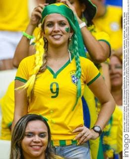 Fans, Fussballfans, supporters, spectators, Zuschauer, Jacke, Kutte, Weste, Fankurve Bemalung im Gesicht, Gesichtsbemalung, Schminke junge hübsche Frau, Maedchen, sexy, aufreizend, Figur, hübsch, lacht, attraktiv, BRASILIEN FIFA Fussball WM Weltmeisterschaft am 17.06.2014 in FORTALEZA, BRASILIEN