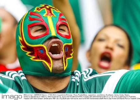 Fans, Fussballfans, supporters, spectators, Zuschauer, Jacke, Kutte, Weste, Fankurve Bemalung im Gesicht, Gesichtsbemalung, Schminke MEXIKO 0-0 FIFA Fussball WM Weltmeisterschaft am 17.06.2014 in FORTALEZA