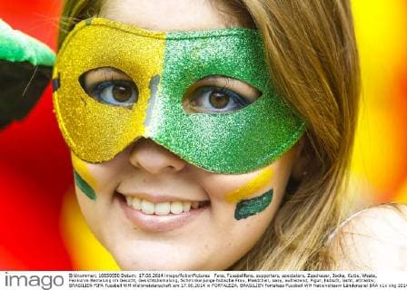 Fans, Fussballfans, supporters, spectators, Zuschauer, Jacke, Kutte, Weste, Fankurve Bemalung im Gesicht, Gesichtsbemalung, Schminke junge hübsche Frau, Maedchen, sexy, aufreizend, Figur, hübsch, lacht, attraktiv, BRASILIEN FIFA Fussball WM Weltmeisterschaft am 17.06.2014 in FORTALEZA, BRASILIEN