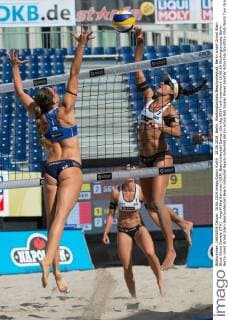18.06.2014, Berlin, Washingtonplatz Beachvolleyball, Berlin smart Grand Slam Block Gioria Daniela (ITA) - Angriff Ilka Semmler (GER)