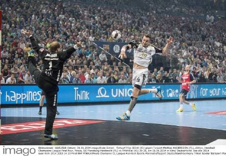 Torwurf Filip JICHA (KI) gegen Torwart Mattias ANDERSSON (FL), Aktion, Handball Champions League Final Four, Finale, SG Flensburg-Handewitt (FL) vs THW Kiel (KI) 30:28, am 01.06.2014 in Köln Deutschland.