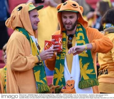 (140618) -- PORTO ALEGRE, June 18, 2014 (Xinhua) -- Australia s fans are seen before a Group B match of 2014 FIFA World Cup at the Estadio Beira-Rio Stadium in Porto Alegre, June 18, 2014.(Xinhua Li Ga)(pcy) (SP) PORTO ALEGRE-WORLD CUP 2014-GROUP B-FANS 