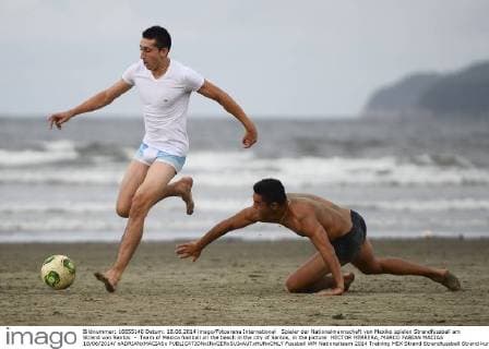 Spieler der Nationalmannschaft von Mexiko spielen Strandfussball am Strand von Santos - Team of Mexico football on the beach in the city of Santos, in the picture: HECTOR HERRERA, MARCO FABIAN MACIAS 18 06 2014 xADRIANxMACIASx 