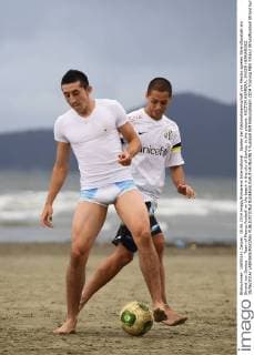 Spieler der Nationalmannschaft von Mexiko spielen Strandfussball am Strand von Santos - Team of Mexico football on the beach in the city of Santos, in the picture: HECTOR HERRERA, JAVIER HERNANDEZ 18 06 2014 xADRIANxMACIASx 