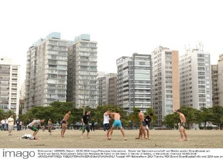 Spieler der Nationalmannschaft von Mexiko spielen Strandfussball am Strand von Santos Stock players Seleccion Mexicana de Futbol on the beach in the city of Santos, in the picture: Overview 18 06 2014 xJORGExMARTINEZx 