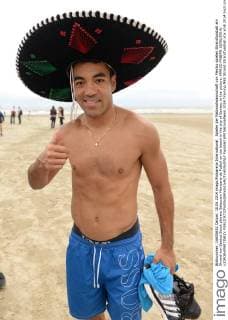 Spieler der Nationalmannschaft von Mexiko spielen Strandfussball am Strand von Santos Stock players Seleccion Mexicana de Futbol on the beach in the city of Santos, in the picture: MARCO FABIAN 18 06 2014 xJORGExMARTINEZx 