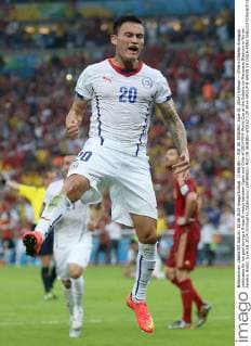 (140618) -- RIO DE JANEIRO, June 18, 2014 (Xinhua) -- Chile s Charles Aranguiz celebrates for his goal during a Group B match between Spain and Chile of 2014 FIFA World Cup at the Estadio do Maracana Stadium in Rio de Janeiro, Brazil, June 18, 2014.(Xinhua Xu Zijian)(pcy) (SP)BRAZIL-RIO DE JANEIRO-WORLD CUP 2014-GROUP B-SPAIN VS CHILE-FANS 