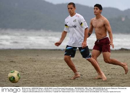 99180614RDI_MEX_SAN_HERNANDEZ Stock players Seleccion Mexicana de Futbol on the beach in the city of Santos, in the picture: JAVIER HERNANDEZ, ALAN PULIDO 18 06 2014 xADRIANxMACIASx 