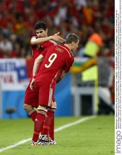 (140618) -- RIO DE JANEIRO, June 18, 2014 (Xinhua) -- Spain s Fernando Torres (R) replaces Diego Costa during a Group B match between Spain and Chile of 2014 FIFA World Cup at the Estadio do Maracana Stadium in Rio de Janeiro, Brazil, June 18, 2014. Chile won 2-0 over Spain on Wednesday.(Xinhua Wang Lili)(pcy) (SP)BRAZIL-RIO DE JANEIRO-WORLD CUP 2014-GROUP B-SPAIN VS CHILE-FANS 