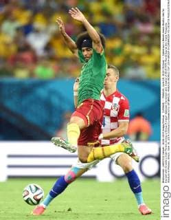 (140618) -- MANAUS, June 18, 2014 (Xinhua) -- Cameroon s Benoit Assou-Ekotto vies for the ball with Croatia s Ivan Perisic during a Group A match between Cameroon and Croatia of 2014 FIFA World Cup at the Arena Amazonia Stadium in Manaus, Brazil, June 18, 2014.(Xinhua Liu Dawei)(rh) (SP)BRAZIL-MANAUS-WORLD CUP 2014-GROUP A-CAMEROON VS CROATIA 