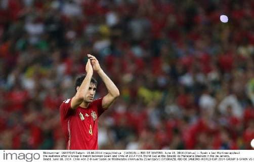 (140618) -- RIO DE JANEIRO, June 18, 2014 (Xinhua) -- Spain s Javi Martinez applaud the audience after a Group B match between Spain and Chile of 2014 FIFA World Cup at the Estadio do Maracana Stadium in Rio de Janeiro, Brazil, June 18, 2014. Chile won 2-0 over Spain on Wednesday.(Xinhua Xu Zijian)(pcy) (SP)BRAZIL-RIO DE JANEIRO-WORLD CUP 2014-GROUP B-SPAIN VS CHILE 