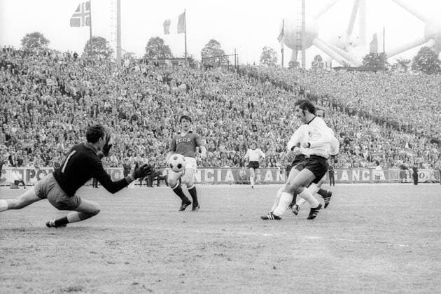 Gerd Müller (Deutschland) gegen Torwart Jewgeni Rudakow (UdSSR)