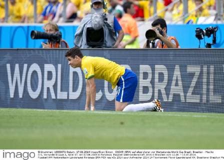 OSCAR (BRA) auf allen Vieren vor Werbebande World Cup Brazil; Brasilien - Mexiko 0:0, Vorrunde Gruppe A, Spiel 17, am 17.06.2014 in Fortaleza; Fussball Weltmeisterschaft 2014 in Brasilien vom 12.06. - 13.07.2014.