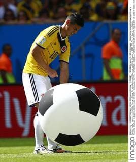 (140619) -- BRASILIA, June 19, 2014 (Xinhua) -- Colombia s James Rodriguez picks up a football ballon running in the field during a Group C match between Colombia and Cote d Ivoire of 2014 FIFA World Cup at the Estadio Nacional Stadium in Brasilia, Brazil, June 19, 2014.(Xinhua Liu Bin)(rh) (SP)BRAZIL-BRASILIA-WORLD CUP 2014-GROUP C-COLOMBIA VS COTE D IVOIRE 