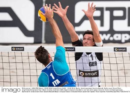 19.06.2014, Berlin, Washingtonplatz Beachvolleyball, Berlin smart Grand Slam Angriff Alex Ranghieri (ITA) - Block Jonathan Erdmann (GER)