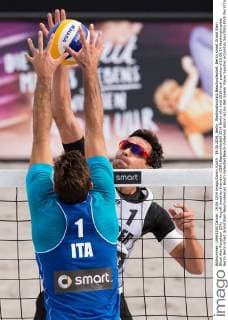 19.06.2014, Berlin, Washingtonplatz Beachvolleyball, Berlin smart Grand Slam Block Alex Ranghieri (ITA) - Angriff Jonathan Erdmann (GER)