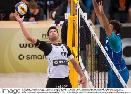 19.06.2014, Berlin, Washingtonplatz Beachvolleyball, Berlin smart Grand Slam Angriff Jonathan Erdmann (GER) - Block Alex Ranghieri (ITA)