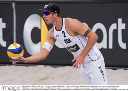 19.06.2014, Berlin, Washingtonplatz Beachvolleyball, Berlin smart Grand Slam Aufschlag Service Sebastian Fuchs (GER)