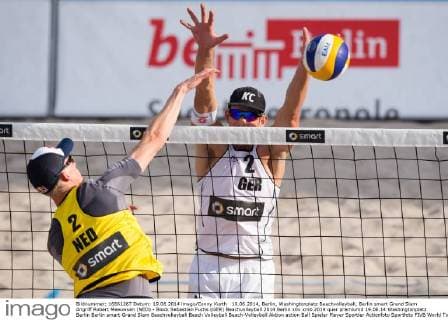 19.06.2014, Berlin, Washingtonplatz Beachvolleyball, Berlin smart Grand Slam Angriff Robert Meeuwsen (NED) - Block Sebastian Fuchs (GER)