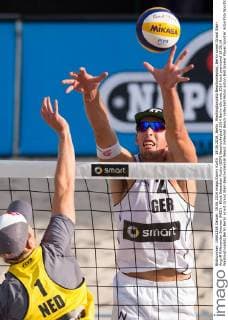 19.06.2014, Berlin, Washingtonplatz Beachvolleyball, Berlin smart Grand Slam Angriff RAlexander Brouwer (NED) - Block Sebastian Fuchs (GER)