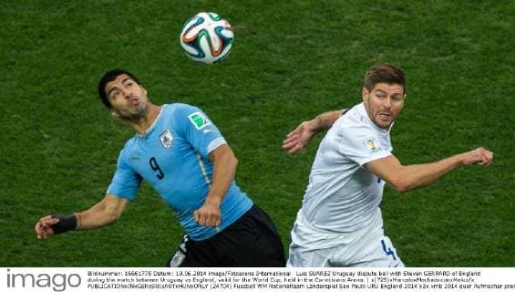 Luis SUAREZ Uruguay dispute ball with Steven GERRARD of England during the match between Uruguay vs England, valid for the World Cup, held in the Corinthians Arena. ( x(725)xMarceloxMachadoxdexMelox x  (24704)