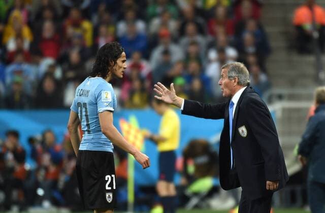 (140619) -- SAO PAULO, June 19, 2014 (Xinhua) -- Uruguay s coach Oscar Washington Tabarez (R) gives instructions to Edinson Cavani during a Group D match between Uruguay and England of 2014 FIFA World Cup at the Arena de Sao Paulo Stadium in Sao Paulo, Brazil, June 19, 2014.Uruguay won 2-1 over England on Thursday.(Xinhua Li Ga)(pcy) (SP)BRAZIL-SAO PAULO-WORLD CUP 2014-GROUP D-URUGUAY VS ENGLAND 