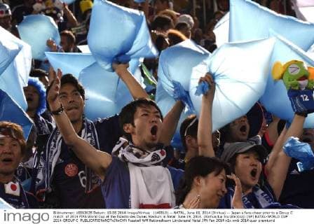 (140619) -- NATAL, June 19, 2014 (Xinhua) -- Japan s fans cheer prior to a Group C match of 2014 FIFA World Cup at the Estadio das Dunas Stadium in Natal June 19, 2014. (Xinhua Lui Siu Wai)(xzj) (SP) NATAL-WORLD CUP 2014-GROUP C 