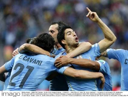 (140619) -- SAO PAULO, June 19, 2014 (Xinhua) -- Uruguay s Luis Suarez (R) celebrates for his goal with his teammates during a Group D match between Uruguay and England of 2014 FIFA World Cup at the Arena de Sao Paulo Stadium in Sao Paulo, Brazil, June 19, 2014.(Xinhua Zhou Lei)(pcy) (EDITOR CHOICE)(SP)BRAZIL-SAO PAULO-WORLD CUP 2014-GROUP D-URUGUAY VS ENGLAND 